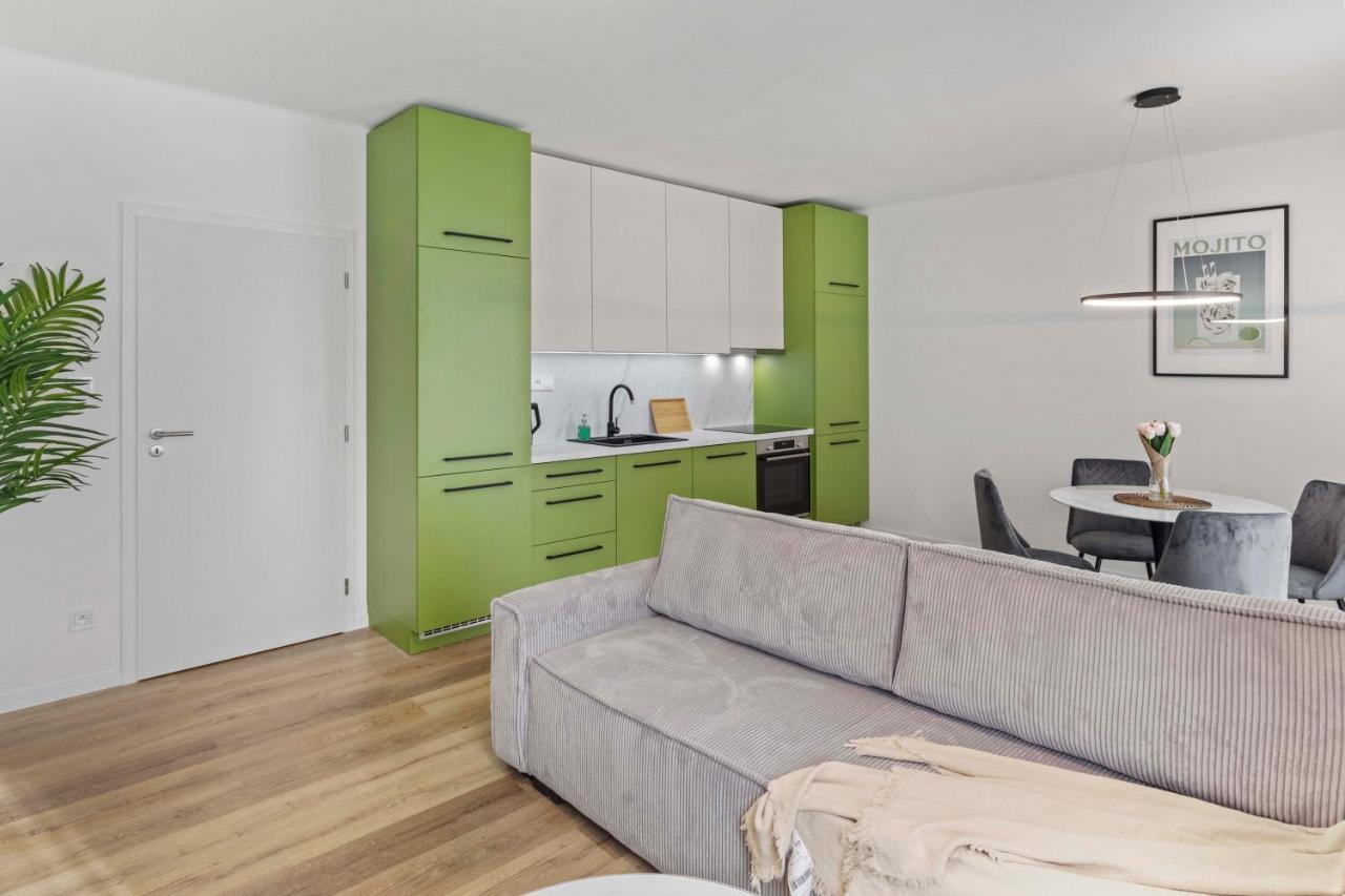 2 Bedroom Apt Steps To Nivy Station Bratislava Exterior photo
